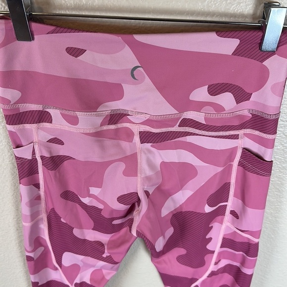 ZYIA LIGHT N TIGHT HIGH WAISTED PINK CAMO CAPRIS 20”LEGGINGS - Picture 5 of 8